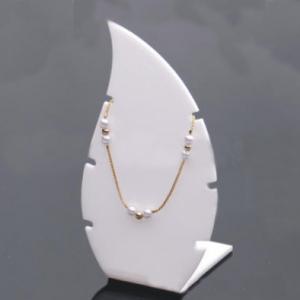 White leaf shape acrylic neckla